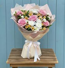 Букет цветов из:  Гвоздики, Орхидеи и Розы в Новониколаевском