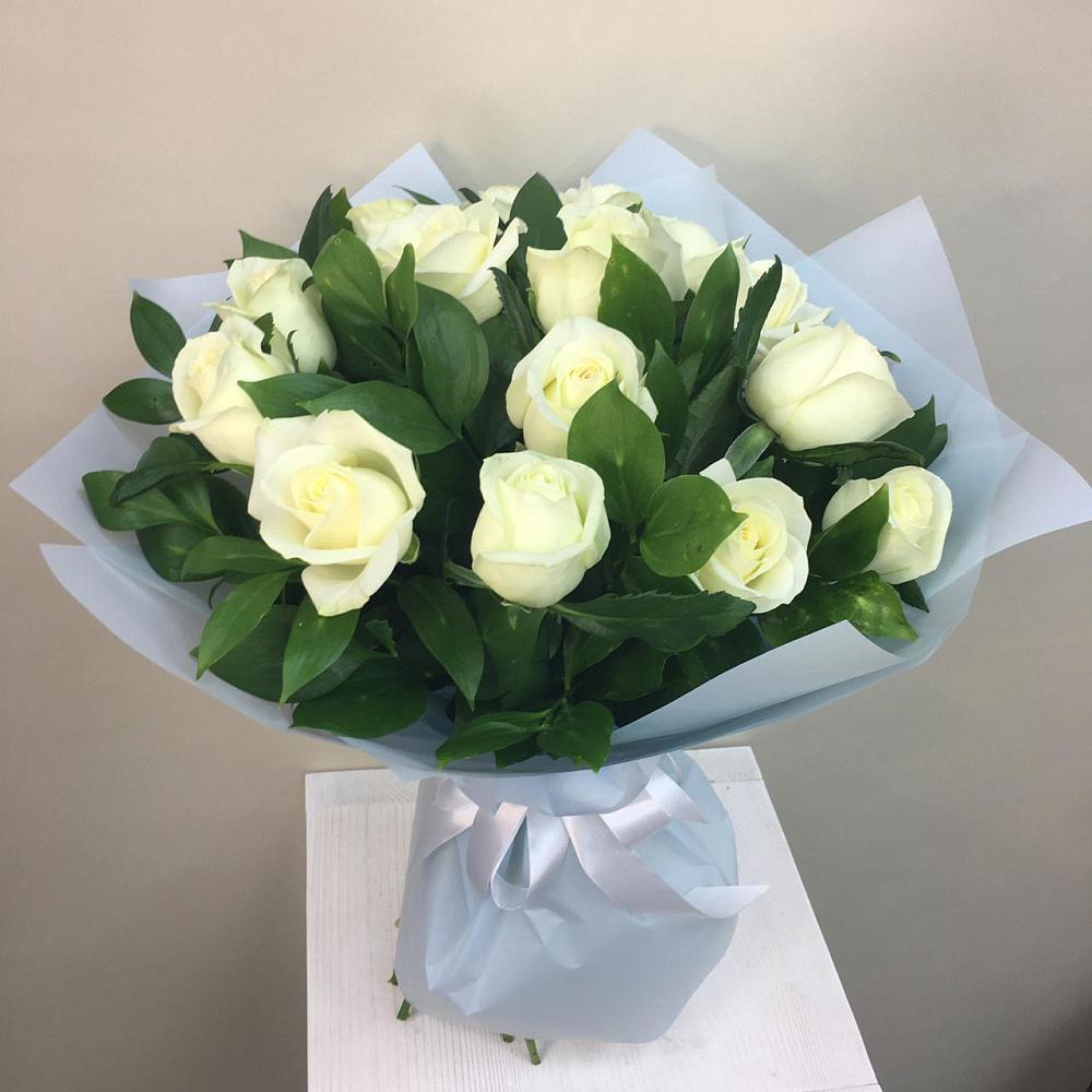 Букет 15 Белых роз Проуд в Новониколаевском