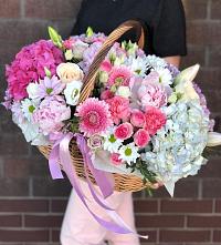 Композиция солнечный день в Новониколаевском Цветочная композиция из Розы, Хризантемы, Пионы и Лизиантусы в корзине в Новониколаевском