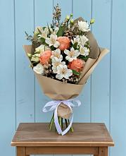 Букет цветов из:  Альстромерии, Лизиантусы, Розы и Хризантемы в Новониколаевском