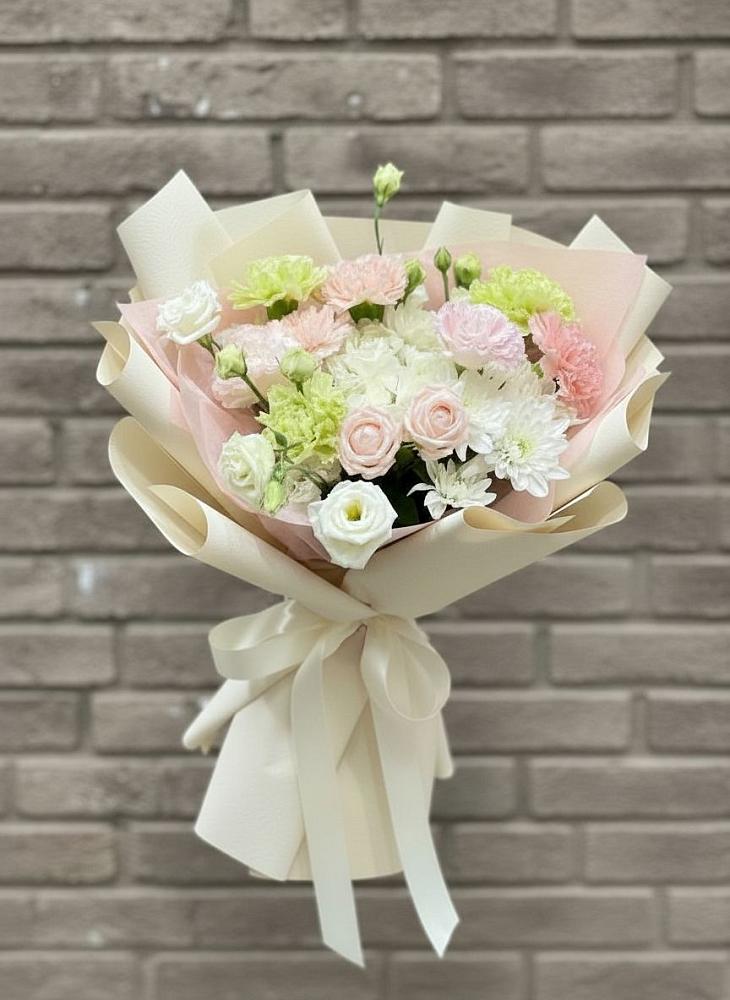 Букет цветов из: Гвоздики, Розы, Лизиантусы и Хризантемы в Новониколаевском