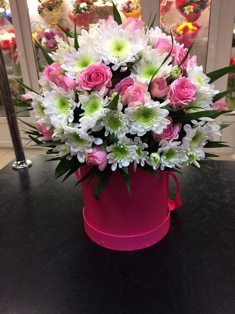 Цветочная композиция из Розы и Хризантемы в шляпной коробке в Новониколаевском