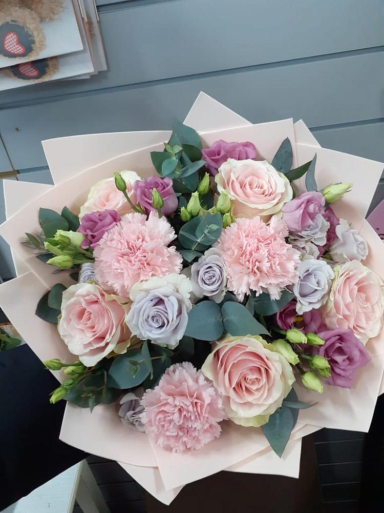 Букет цветов из: Розы, Гвоздики и Лизиантусы в Новониколаевском