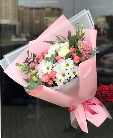 Букет цветов из: Розы, Лизиантусы и Хризантемы в Новониколаевском
