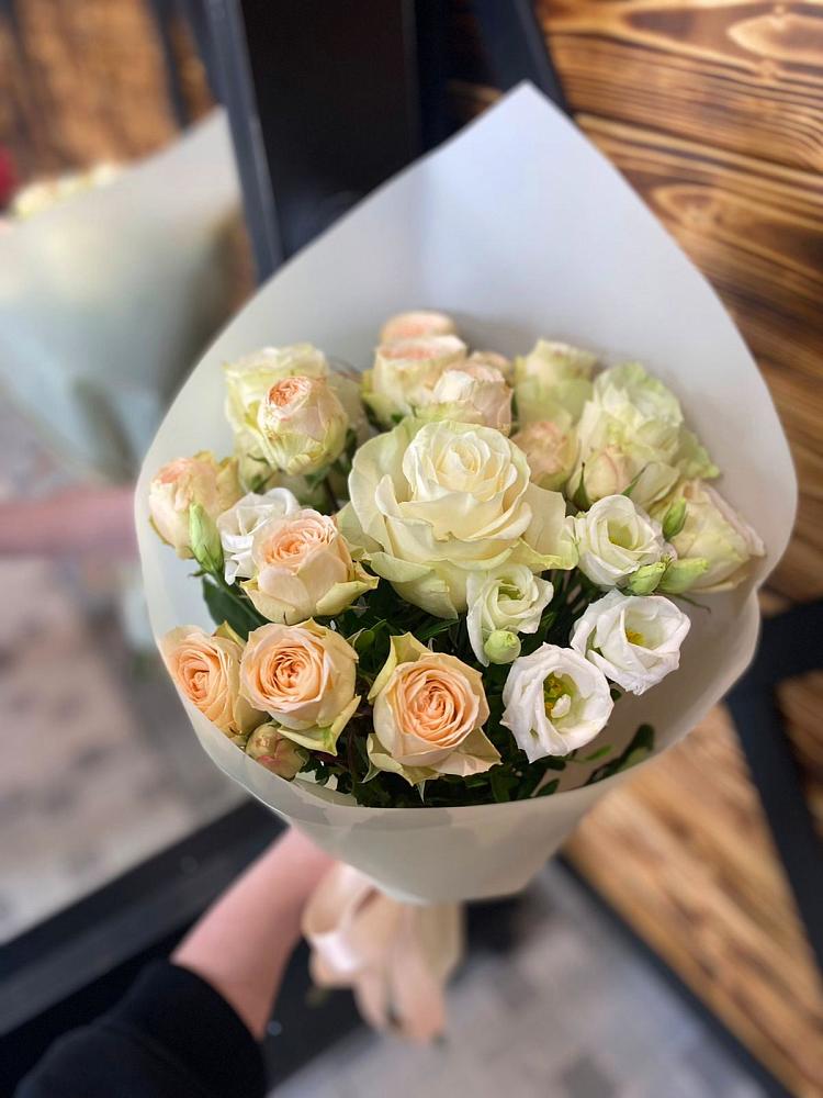 Букет цветов из: Розы и Лизиантусы в Новониколаевском